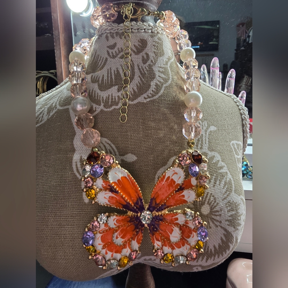 Beautiful Butterfly Rhinestone Necklace - Picture 4 of 7